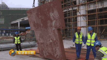 建筑工人收入碾壓“白領(lǐng)”:貼瓷磚年入20萬(wàn)