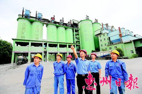 羅浮山水泥集團有限公司董事長吳國 強(中)與員工一起研究企業(yè)課題。
本報記者鐘暢新 攝
