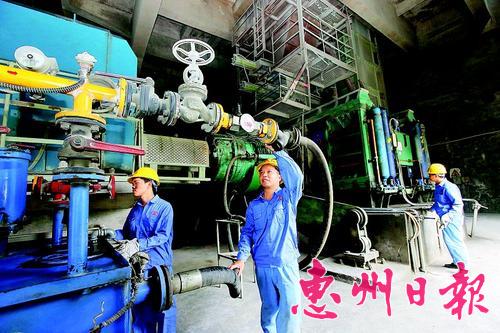 工人在生產(chǎn)車間維護保養(yǎng)機器設備。 本報記者鐘暢新 攝