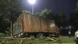 水泥運輸車司機被困！緊急救援中... ...