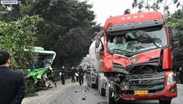 散裝水泥車追尾公交車致16人受傷！