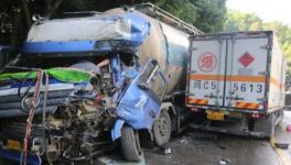 慘烈！滿載20噸水泥罐車與液化氣瓶貨車迎面相撞 ！