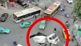 突發！路面塌陷，水泥罐車墜入大坑！