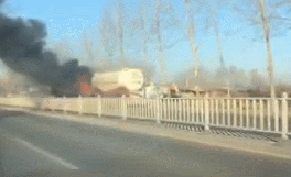 危險！散裝水泥車起火燃燒，大火吞噬車頭（附視頻）